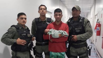 Photo of Policiais militares ajudam a salvar a vida de bebê engasgado