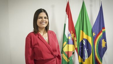 Photo of Ana Maraiza pede exoneração e deixa cargo de secretária de Educação de Caruaru