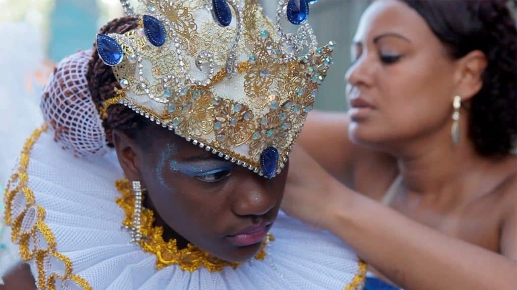 mulher com maquiagem e fantasia de carnaval