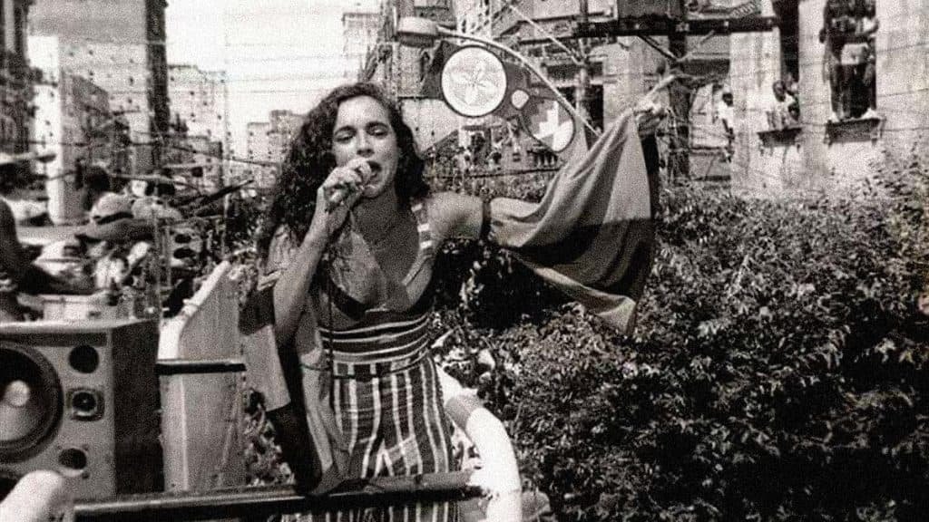 mulher dançando axe