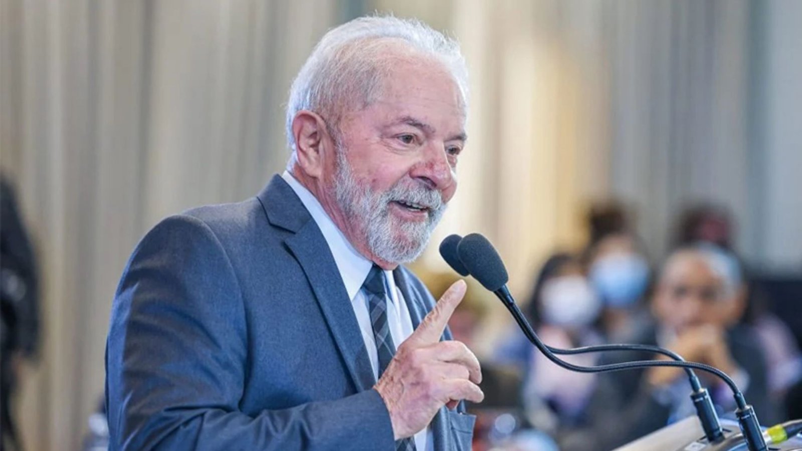 Lula diz que salário mínimo de R$ 1.621 é insuficiente e defende novo reajuste