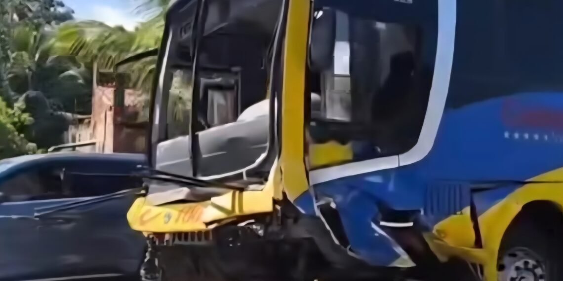 Acidente entre carro e ônibus deixa feridos após capotamento na PE-60 em São José da Coroa Grande