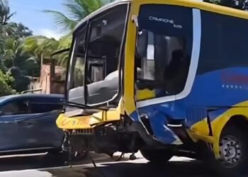 Acidente entre carro e ônibus deixa feridos após capotamento na PE-60 em São José da Coroa Grande
