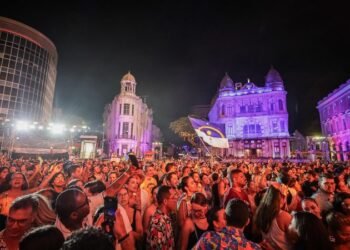 Empunhando a bandeira do Estado, João Campos celebra sucesso do Carnaval do Recife