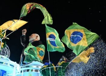 Após desfile polêmico, oposição anuncia 12 ações contra homenagem a Lula; PT se posiciona