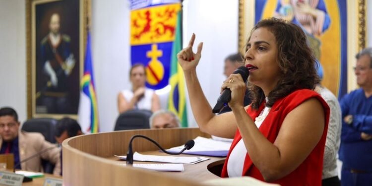 Eugênia Lima critica modelo aprovado para pagamento de cachês do Carnaval: “maquiagem”