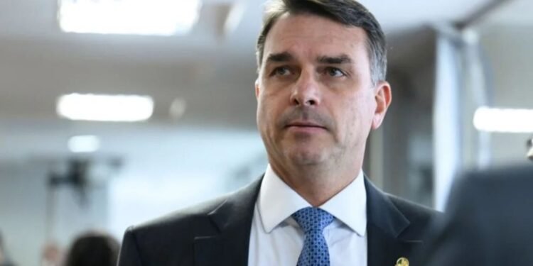 Flávio Bolsonaro embarca para terceira agenda internacional desde a pré-candidatura à presidência