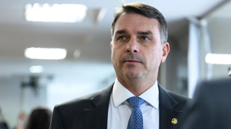 Flávio Bolsonaro embarca para terceira agenda internacional desde a pré-candidatura à presidência