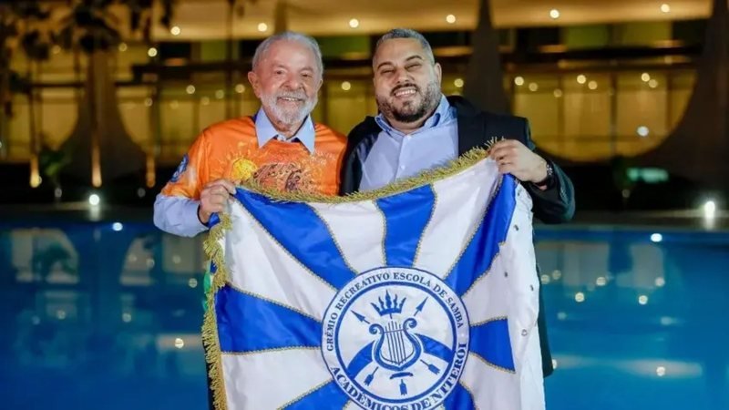 Acadêmicos de Niterói leva trajetória de Lula à avenida; Presidente foi ovacionado pela arquibancada