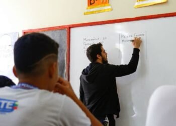 Matrículas no ensino médio no Brasil atingem menor patamar da década, enquanto educação integral cresce