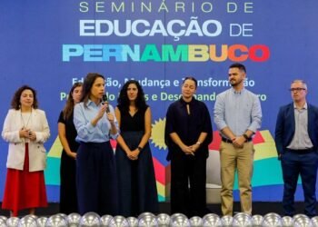 Raquel Lyra abre 576 bolsas de especialização para professores da rede estadual