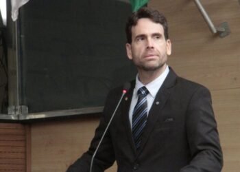 Em ascensão na direita, Eduardo Moura vai concorrer a qual cargo nas Eleições 2026?