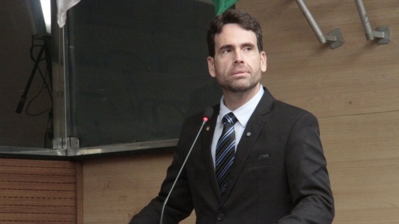 Em ascensão na direita, Eduardo Moura vai concorrer a qual cargo nas Eleições 2026?