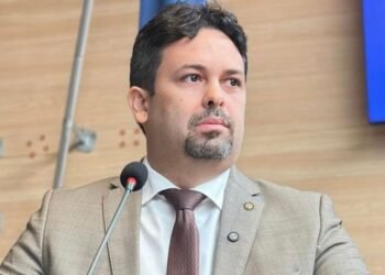 “autor não pode participar do julgamento”