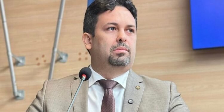 “autor não pode participar do julgamento”