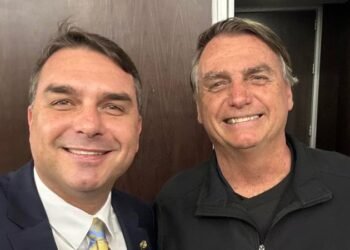 Flávio Bolsonaro diz que Jair Bolsonaro “não está 100%” e segue sem previsão de alta