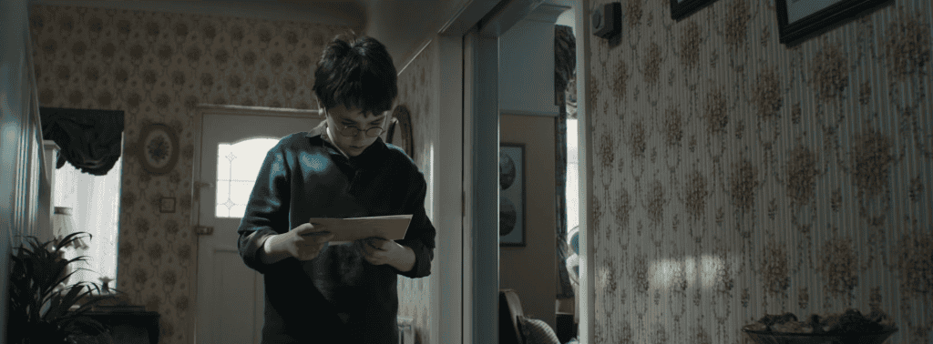 Harry olhando para uma carta