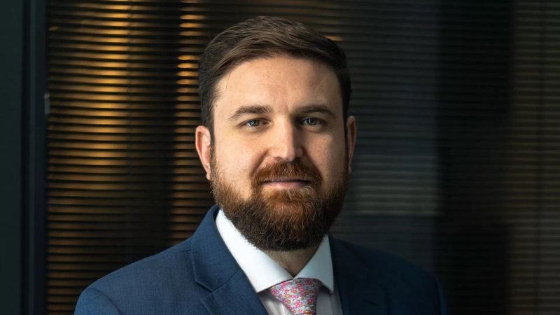 O Brasil que cobra 6 dias de trabalho do povo… e discute 3 de folga para quem faz as leis