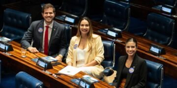 Senado aprova projeto que regulamenta licença-paternidade após anos de tramitação no Congresso