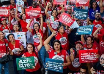 Após rejeitar proposta da prefeitura, professores do Recife decretam estado de greve por reajuste salarial