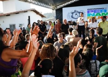 Raquel Lyra entrega casas e vistoria creche em Vicência, na Mata Norte