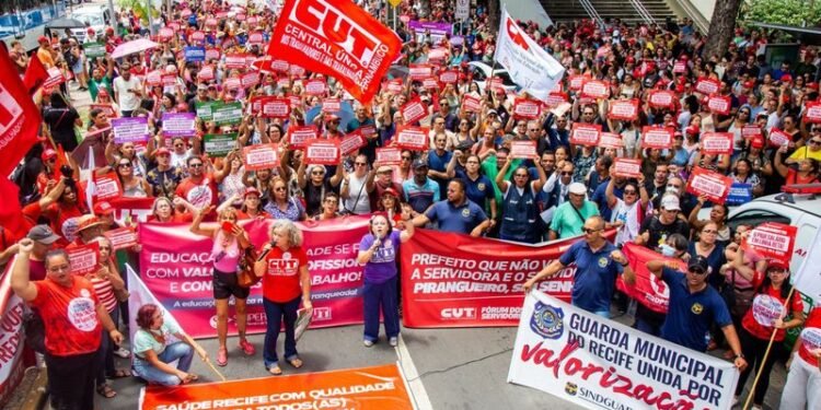 Professores de Recife e Olinda realizam paralisação das atividades nesta quarta-feira (15)