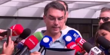 Flávio Bolsonaro pede união na direita, em meio a conflito entre Eduardo Bolsonaro e Nikolas Ferreira