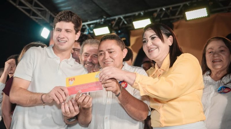 João Campos tira dois prefeitos da base de Raquel Lyra e filia no PSB