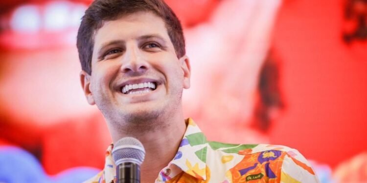 Mesmo em lua de mel, João Campos continua foco nas redes sociais durante pré-campanha