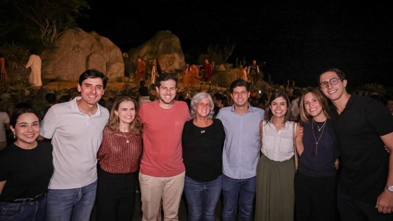 Em primeira agenda como pré-candidato, João Campos vai à Paixão de Cristo em Nova Jerusalém