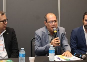 Mano Medeiros destaca ações de Defesa Civil e recebe premiação na Amupe