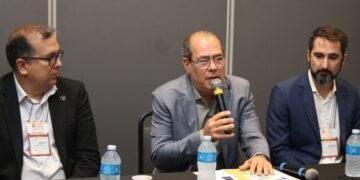 Mano Medeiros destaca ações de Defesa Civil e recebe premiação na Amupe