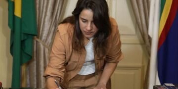 Raquel Lyra sanciona lei de reajuste salarial de professores