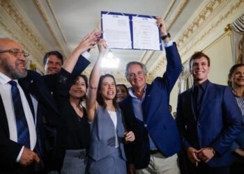 Raquel Lyra assina concessão parcial da Compesa com previsão de R$ 17,4 bilhões em investimentos