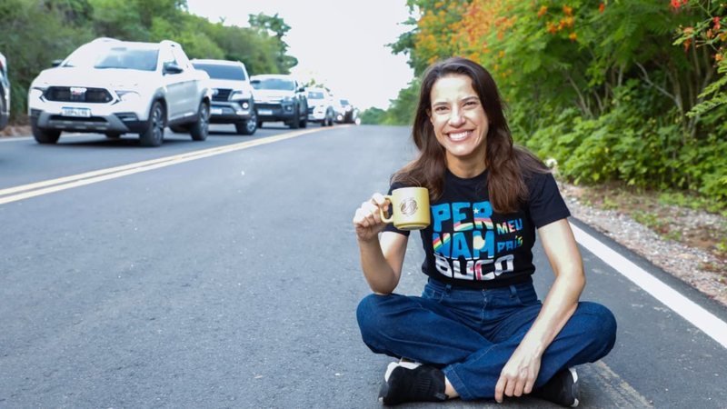 Raquel Lyra entrega PE-130 e acelera entregas de estradas após críticas de João Campos