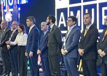 Abertura do Congresso da Amupe tem dicotomia velada entre João e Raquel e prêmio para ex-conselheiro do TCE