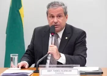 Após 18 dias à frente de ministério, Tadeu Alencar renuncia devido a “tensões” no PSB