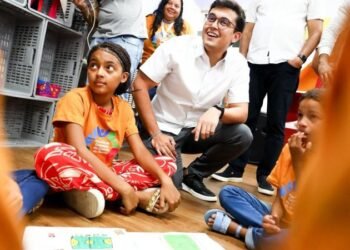 Victor Marques empossa 65 crianças para ajudar em políticas públicas infantis em comunidades