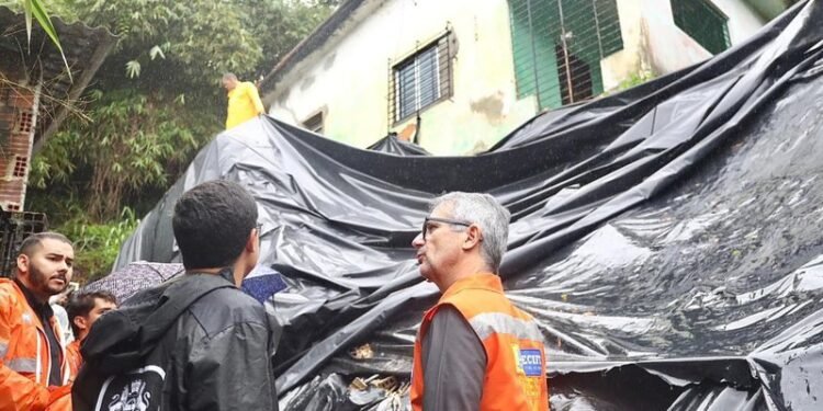 Victor Marques visita áreas atingidas pelas chuvas; Recife abre 17 abrigos para população