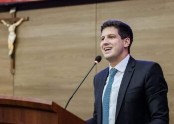 Em giro no Agreste, João Campos recebe título de cidadão de Garanhuns