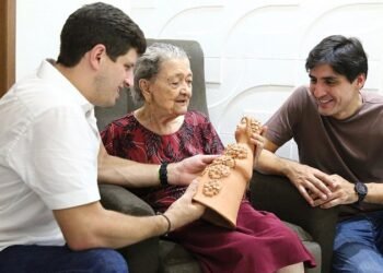 João Campos visita feira de artesãos em Tracunhaém e destaca histórico familiar com arte local