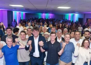 Miguel Coelho recebe apoio do Podemos após demonstração de força de Dudu em evento