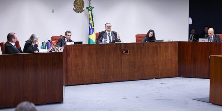 STF acata decisão de Flávio Dino e mantém proibição à aposentadoria compulsória como pena máxima