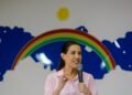 dar as mãos para trabalhar juntos
