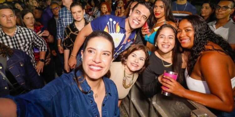 Raquel Lyra comparece para abertura do São João de Caruaru com Rodrigo Pinheiro