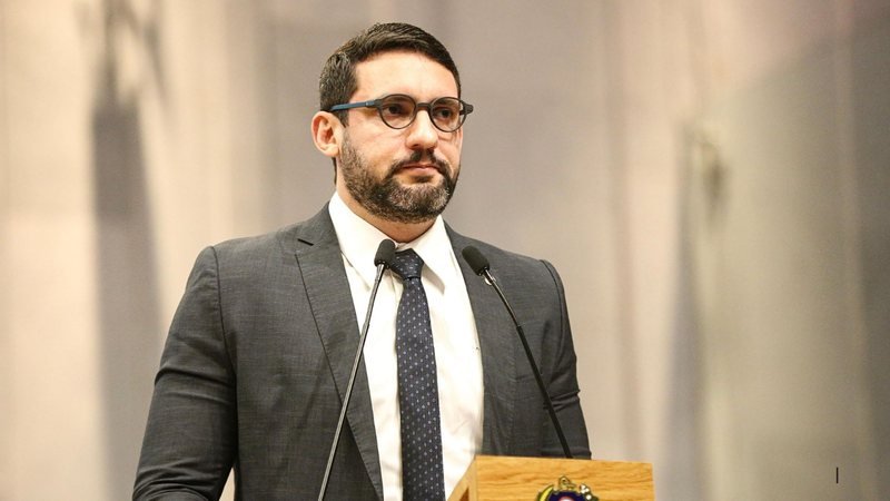 TCE atende pedido de Romero Albuquerque e suspende pagamentos da Secretaria de Educação