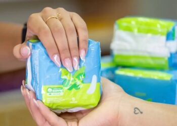 4 em cada 10 alunas faltam às aulas por dores menstruais, diz pesquisa; projeto quer zerar impostos sobre absorventes
