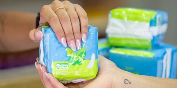 4 em cada 10 alunas faltam às aulas por dores menstruais, diz pesquisa; projeto quer zerar impostos sobre absorventes