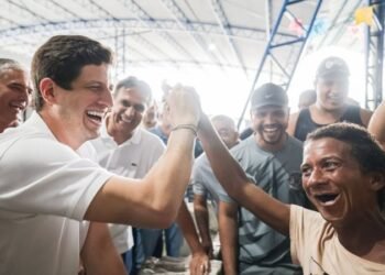 João Campos diz que quer ser “o melhor governador da história de Pernambuco” durante agenda em Abreu e Lima