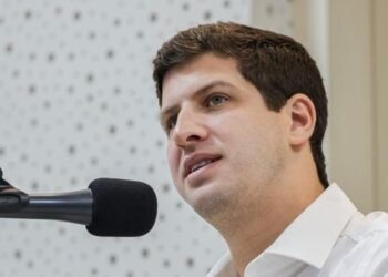 João Campos critica entrega de creches e serviços de saúde em Pernambuco